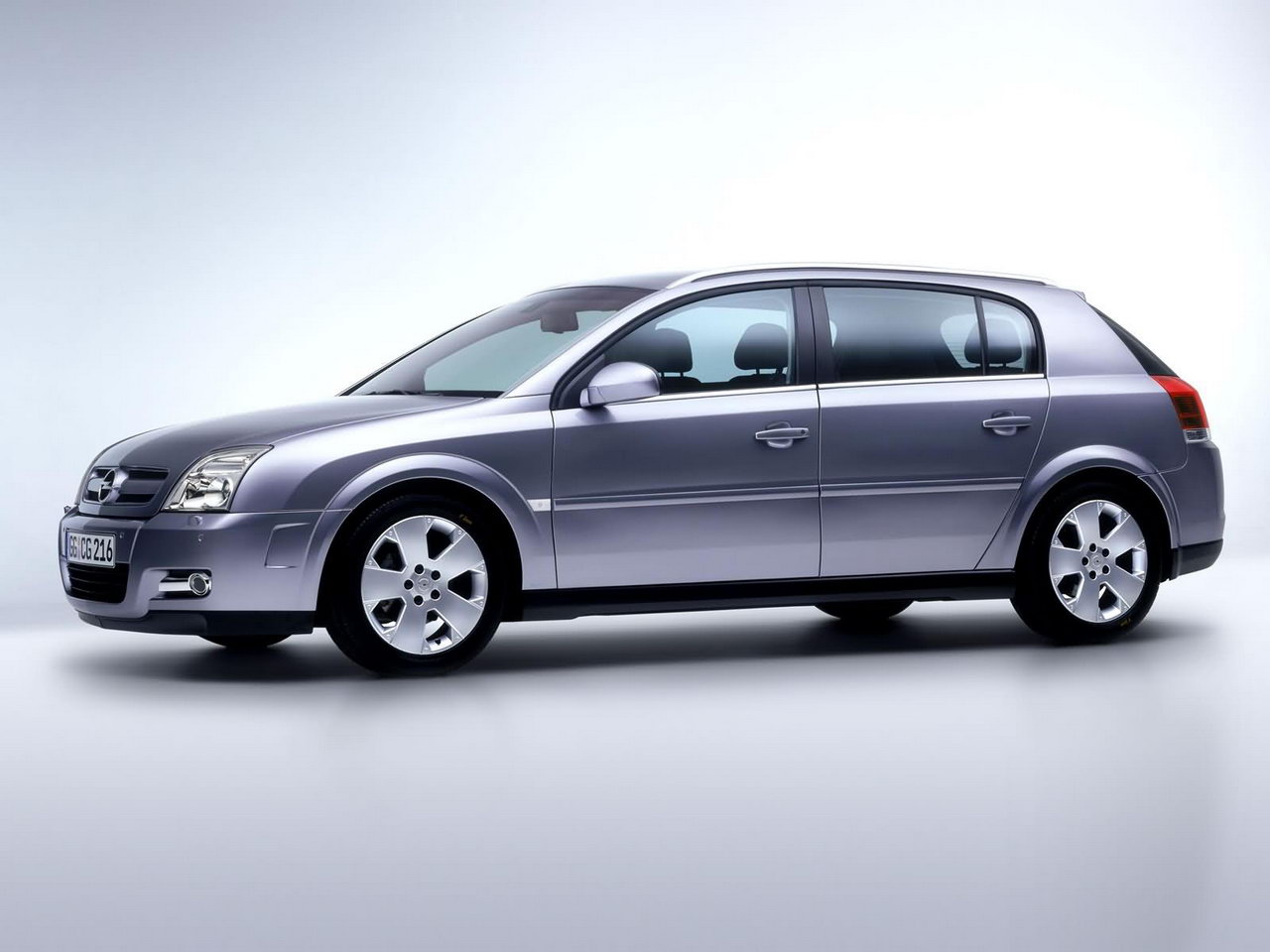Opel Signum 3.2 V6 2003 002.jpg